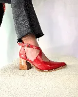 Sandalias de cuero 100% natural color tostado, con diseño de tiras cruzadas en el empeine, punta fina y taco cuadrado de madera con acabado rústico.