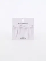 Par de caravanas con forma de moño confeccionadas en tela blanca traslúcida con detalles brillantes.