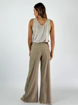 Pantalón de jean de corte palazzo, color azul oscuro, con bolsillos delanteros y traseros.