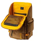 Mochila de gran capacidad con diseño técnico, color marrón con detalles en amarillo. Cuenta con múltiples compartimentos con cierre, correas de compresión laterales, panel trasero ergonómico y compartimento para laptop.