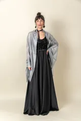 Chal italiano de viscosa con hilos plateados y terminación de flecos.