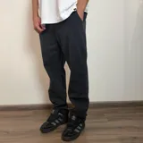 Jean de corte baggy en color negro con efecto lavado, de tiro medio y ajuste holgado en las piernas.