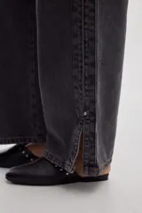 Jean de corte amplio y tiro alto, color gris oscuro, con diseño de pierna recta y ancha.