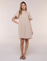 Vestido corto de silueta holgada y estilo túnica de la marca Signature, color beige, con escote en V, pliegues centrales en el frente y mangas cortas acampanadas.