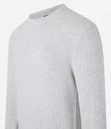 Suéter masculino de cuello redondo y manga larga, confeccionado en malla de viscosa y poliamida con textura de cuadros grid.