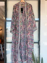 Kimono largo de tela estampada con motivos abstractos en tonos azules, verdes y beige. Diseño de manga ancha y corte recto, sin cierres.