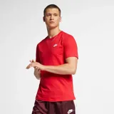 Remera Nike Sportswear Club de color rojo, con cuello redondo, manga corta y el logotipo de Futura bordado en blanco en el pecho.