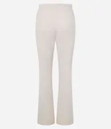 Pantalón de sastrería modelo flare en color beige, confeccionado en tejido de viscosa. Presenta un diseño de tiro alto con lazo ajustable en la cintura y detalle de friso vertical a lo largo de las piernas que estiliza la figura.