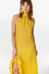 Vestido midi color amarillo, de lino italiano, con cuello alto drapeado y diseño sin mangas.