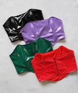 Corset de charol con cierre en la espalda.