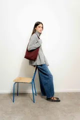 Bolso tote de cuero color bordó.