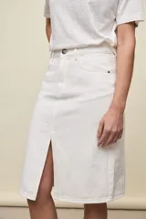 Falda midi de jean color negro, de corte recto con abertura central en la parte delantera, bolsillos y cierre con botón metálico.