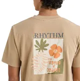 Remera beige de manga corta con pequeño estampado botánico y texto en el pecho.