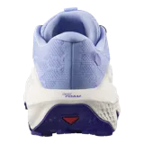 Championes de trail running Salomon Ultra Glide 4, color celeste y violeta con entresuela blanca y suela morada.
