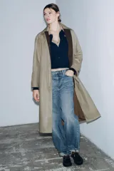 Pantalón de jean celeste de tiro medio, corte ancho y terminación con dobladillo.