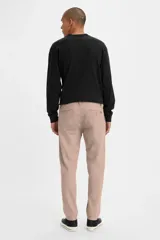 Pantalón tipo chino de corte estándar y pierna cónica, color rosa claro, con cierre de botón y cremallera, bolsillos laterales y traseros.