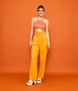 Pantalón recto de tiro alto color naranja, con doble botonadura, pinzas y trabillas en la cintura.