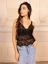 Falda larga de jeans celeste con abertura frontal y diseño desflecado en los laterales.