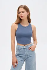 Musculosa de algodón con elastano, color azul, de corte ajustado al cuerpo, con cuello redondo y diseño acanalado.