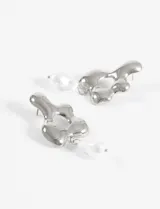 Aros colgantes de acero plateado con forma irregular y dije de perla blanca.