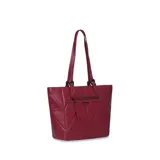 Bolso tipo tote burdeos con diseño geométrico acolchado, doble asa de hombro y cierre superior con cremallera.