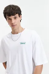 Remera negra de manga corta con corte oversize y cuello redondo. Estampa frontal con la frase "creative spark mistral" en color gris.