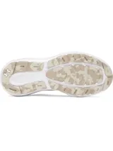 Championes de running Under Armour modelo Charged Rogue 5, color beige con entresuela blanca. Presentan una parte superior de malla técnica transpirable, logo de la marca en el talón y suela de goma resistente.