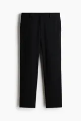 Pantalón sastrero negro de corte slim fit, con presillas para cinto, bolsillos laterales al bies y bolsillos traseros ojalados.