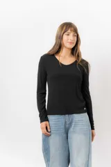 Remera de manga larga color beige, con escote redondo levemente abierto y calce regular. Confeccionada en tejido suave, liviano y con leve elasticidad.