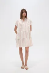 Vestido corto de corte holgado y estilo camisero, confeccionado en tela de viscosa con estampado de rayas verticales. Presenta cuello camisero, cierre frontal con botones, mangas cortas con dobladillo y diseño de falda con volados escalonados.