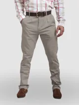 Pantalón chino azul marino de corte slim, confeccionado en gabardina elastizada. Cuenta con bolsillos ojal en la parte trasera y detalle de etiqueta sobre el trasero derecho.