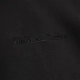 Canguro negro con capucha y cordones ajustables. Presenta un bolsillo frontal tipo canguro y una etiqueta de marca en la parte inferior. Diseño minimalista con logo bordado al tono en el pecho.