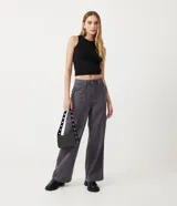 Top cropped musculosa de mujer, color marrón oscuro, confeccionado en tejido ribana acanalado, con cuello redondo y sin mangas.