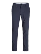 Pantalón chino azul marino de corte regular, con dobladillo en la botamanga, tiro medio, cierre con cremallera y bolsillos estilo chino.