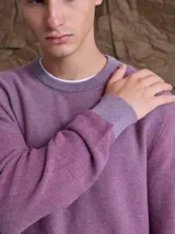 Sweater de punto color camel, con cuello redondo y mangas largas con puños acanalados.