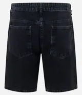 Bermuda masculina de denim negro en modelo slim con cintura fija, trabillas para cinturón, cierre tradicional y bolsillos delanteros y traseros.