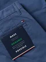 Pantalón chino azul de corte regular, confeccionado en sarga de mezcla de algodón orgánico.