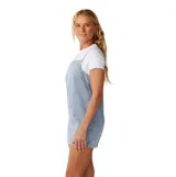 Vestido corto de denim azul claro, estilo pichi con tirantes finos y escote cuadrado, de corte recto y ajuste holgado.