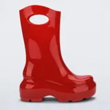 Botas de lluvia tipo media caña, confeccionadas en material sintético brillante, con diseño de plataforma y abertura superior para calce fácil.