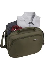 Bolso de viaje tipo boarding bag color verde oliva, con compartimento principal amplio, bolsillo frontal con organizadores internos y compartimento acolchado para laptop. Incluye asas superiores, correa de hombro desmontable y correa de acople para equipaje.