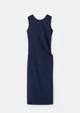Vestido midi azul marino de punto fino, con cuello redondo, sin mangas, diseño recto y espalda abierta asimétrica.