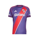 Camiseta de fútbol Adidas del River Plate, tercer uniforme, de color violeta con la tradicional banda diagonal roja y detalles en blanco y rojo.
