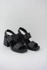 Sandalias negras de cuero con plataforma y taco ancho.