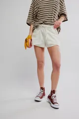 Short corto color blanco de mezcla de lino y algodón, con calce relajado, cintura con cordón ajustable y grandes bolsillos delanteros envolventes.