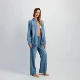Pantalon O'Neill modelo Kimmie de denim azul con diseño rayado, tiro medio y pretina elástica con cordón de ajuste.