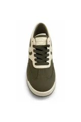 Zapatilla de inspiración retro color beige, con detalles en celeste, cordones claros y suela baja dentada.