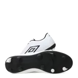 Championes de fútbol Umbro modelo Classico II HG, color blanco con detalles en negro. Presentan el logo de la marca en el lateral y una suela con tapones diseñada para césped natural firme.