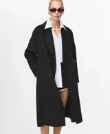 Abrigo largo de diseño oversize confeccionado en tejido mezcla de lana, con cuello de solapa con muesca, cierre frontal de doble botonadura y dos bolsillos laterales.