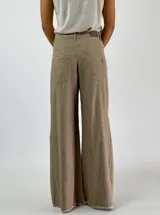 Pantalón de jean de corte palazzo, color azul oscuro, con bolsillos delanteros y traseros.