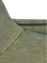 Sweater verde de punto con medio cierre, cuello alto y mangas largas.